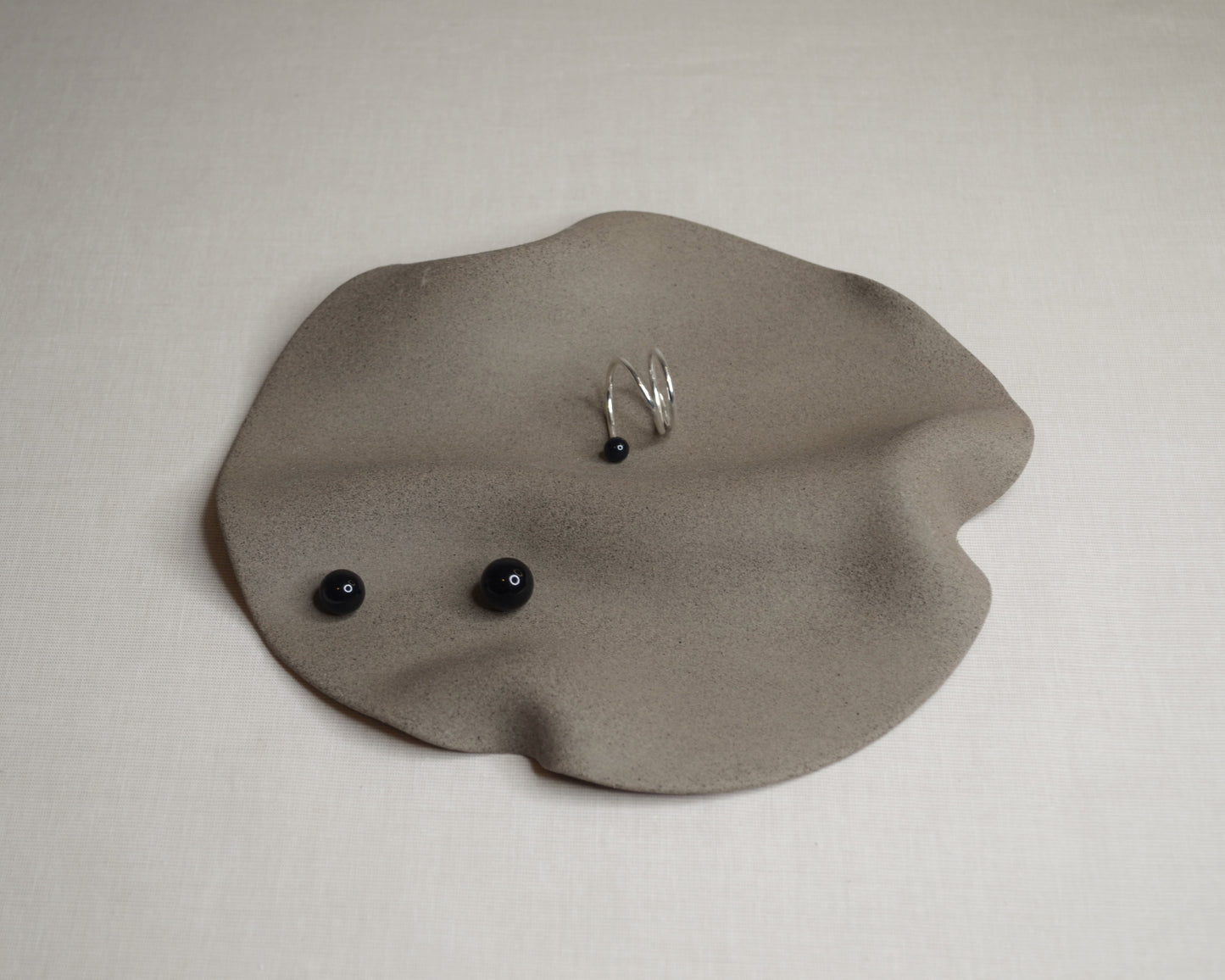 GREY SILK PLATE