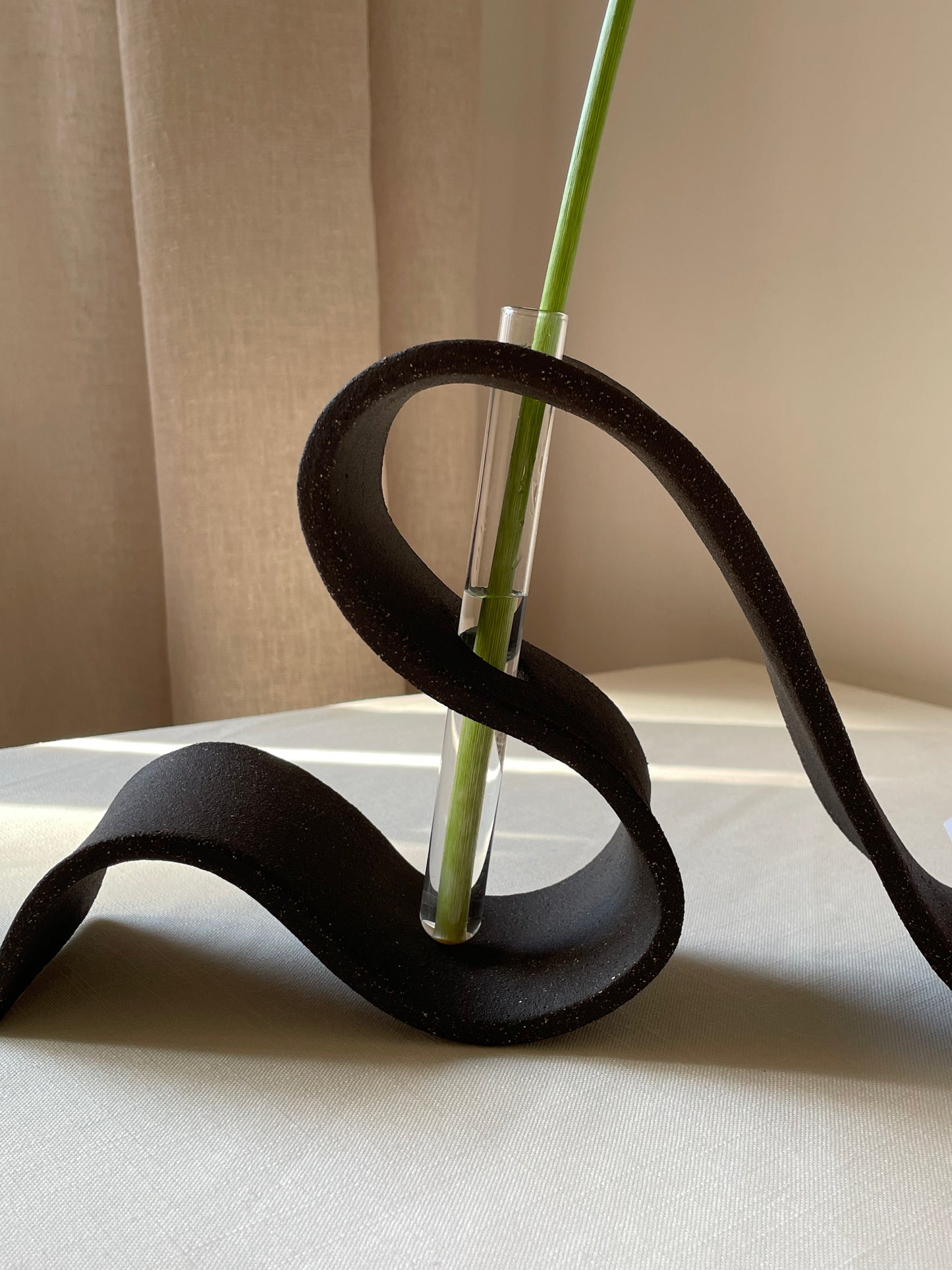 RUSTIC BROWN RIBBON VASE